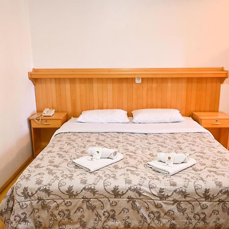 Hotel 13 Linden Трези-Тилиас Экстерьер фото